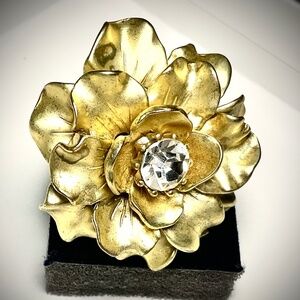 Vintage Large Petal Flower Ring Center Crystal Rhinestone Gold-tone Stretch Band